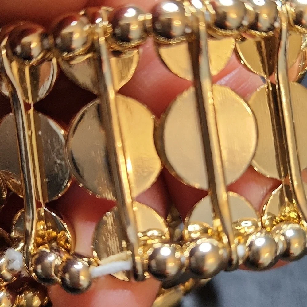 NWT Cookie Lee Cream And Goldtone Circles Stretch Bracelet - Picture 3 of 6